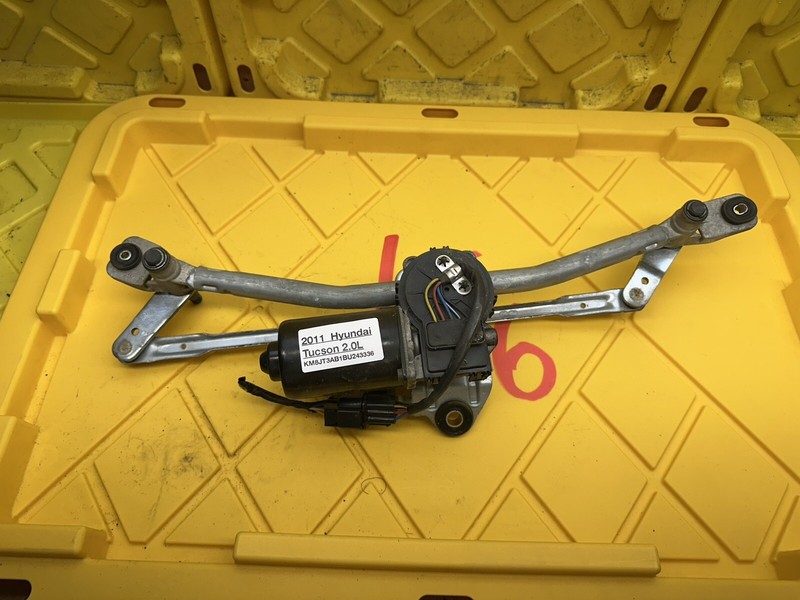 2010 - 2015 Hyundai Tucson Windshield Wiper Motor W/ Linkage OEM