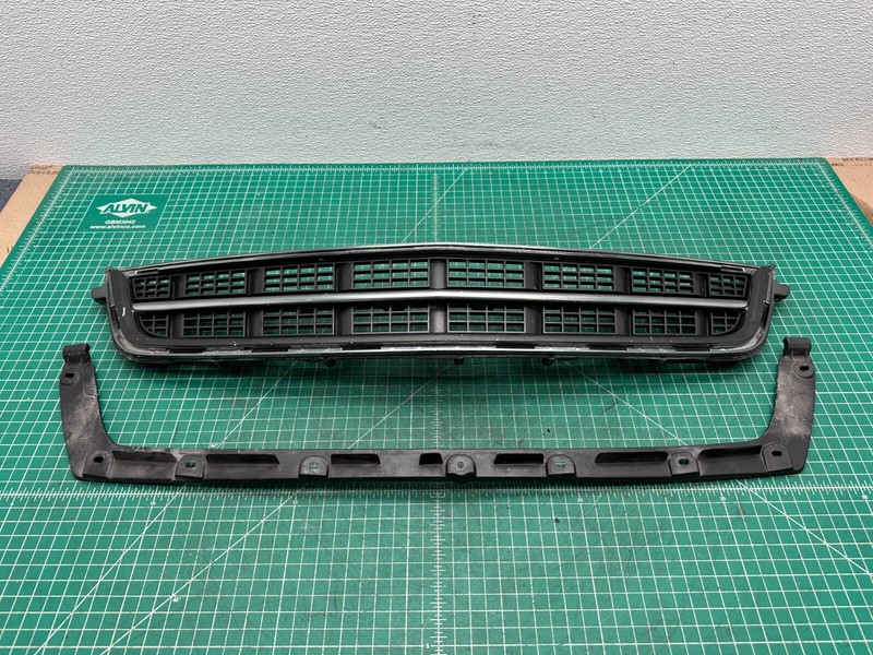13-14 Cadillac ATS FRONT BUMPER LOWER CENTER GRILLE OEM