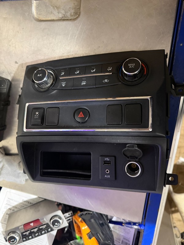 16 17 NISSAN TITAN & XD OEM HEATER AC A/C CLIMATE HVAC CONTROL W/ TRIM BEZEL