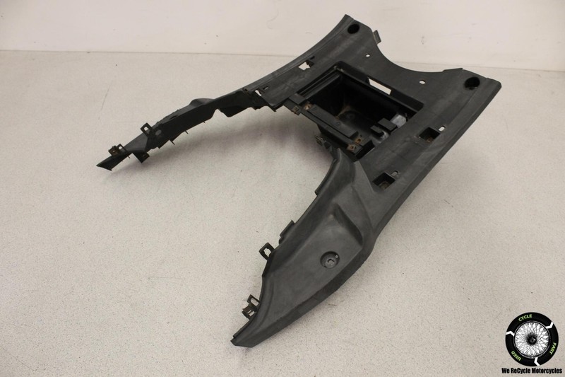 2005 Yamaha Vino 125 YJ125 FLOOR BOARD FOOT REST BATTERY TRAY BASE YJ 05