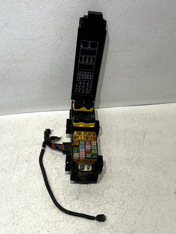 2005 Dodge Durango Engine Fuse Box OEM