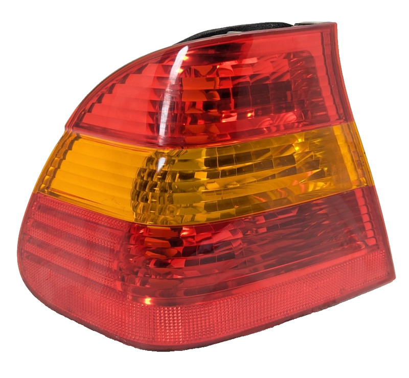 2002-2005 BMW 325xi E46 TAILLIGHT LEFT 6907933