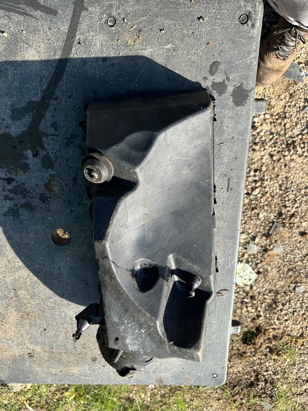 96-97 MERCEDES E320 E CLASS OEM LOWER BOTTOM AIR CLEANER INTAKE BOX