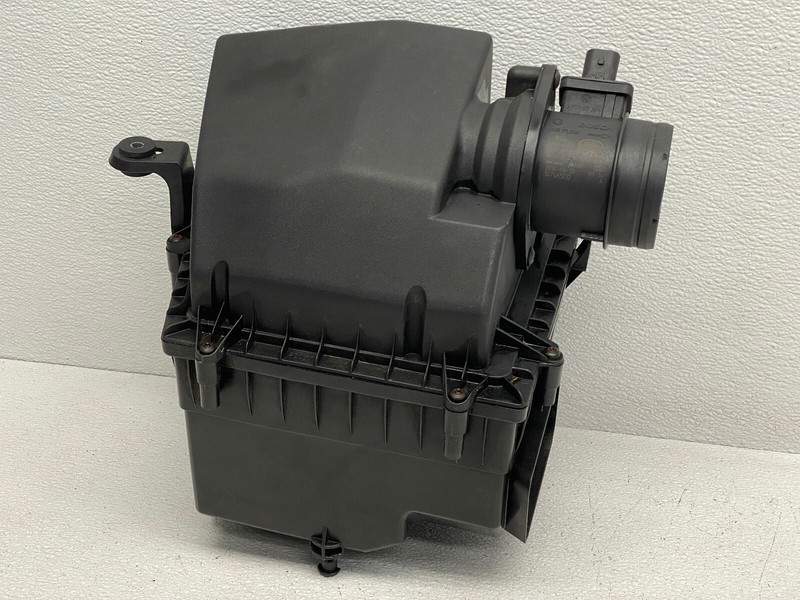 2017-2020 JAGUAR F-PACE RIGHT PASSENGER AIR INTAKE FILTER CLEANER BOX OEM LOT668