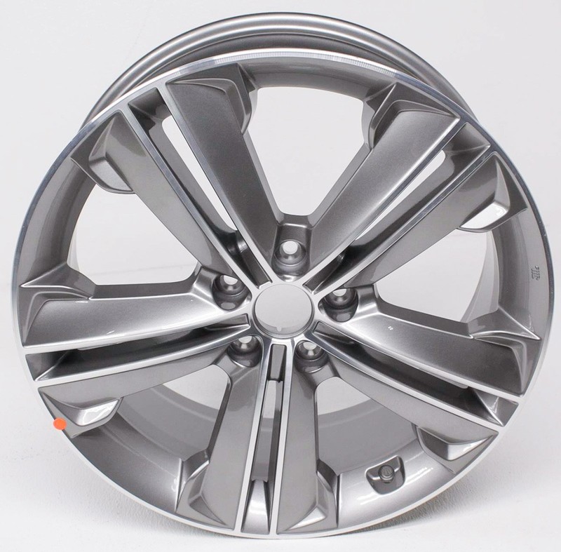 OEM Hyundai Santa Fe (LWB) 19 inch Wheel 52910-B8195 Scratches