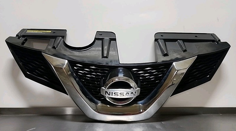 2014 - 2017 Nissan Rouge Grill 62310-9TA-1A OEM Ffont Grille W/CAMERA SUV