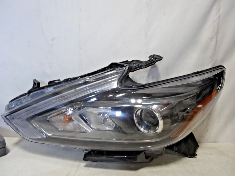 2016-2018 Nissan Altima Left Driver Side Halogen Headlight! Capa