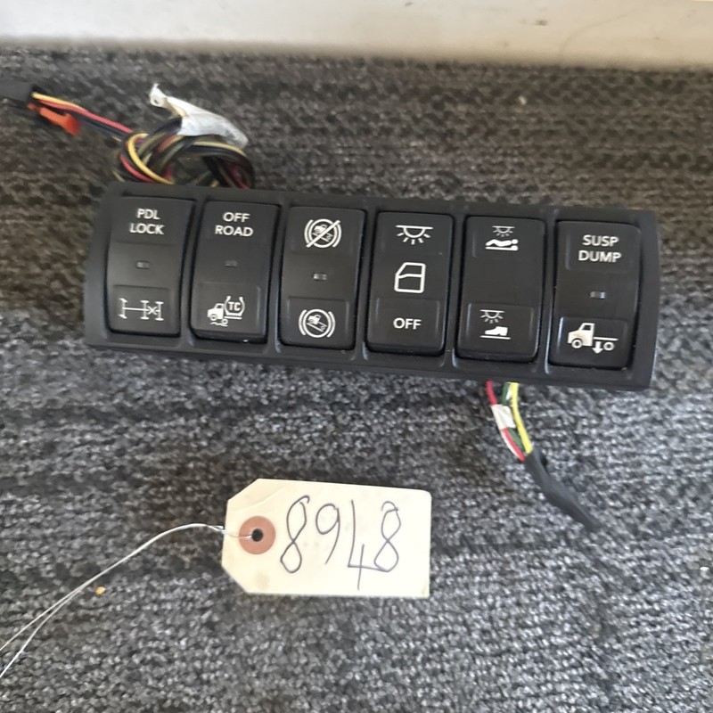 International LT Switch Panel- P/N: 4057689C4
