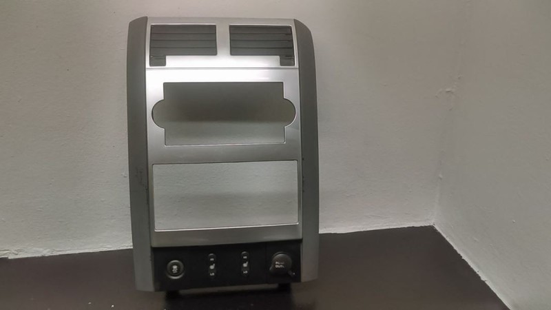 04-06 Dodge Durango Center Dash Radio Bezel OEM 1DK371D5AA