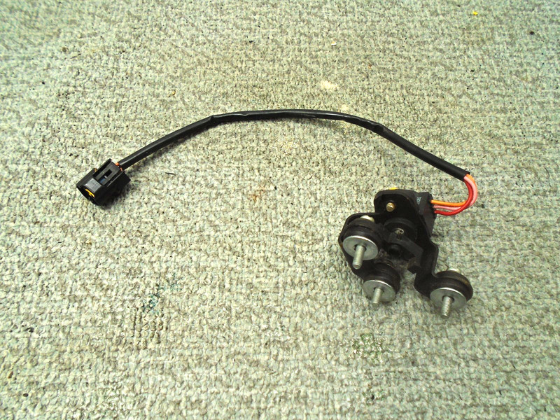 USED YAMAHA OUTBOARD THROTTLE SENSOR W BRACKET 61A-85885-00-00 67F-83635-00-00