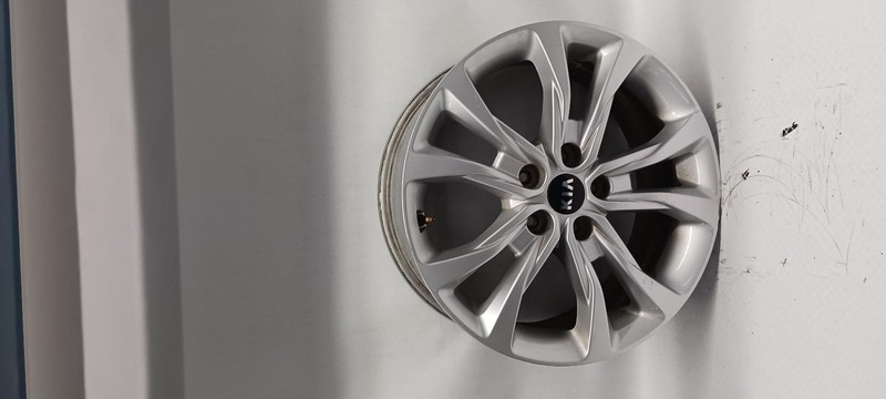 20-'22 KIA TELLURIDE Wheel 18x7-1/2 alloy 5 split spoke silver OEM Grade B