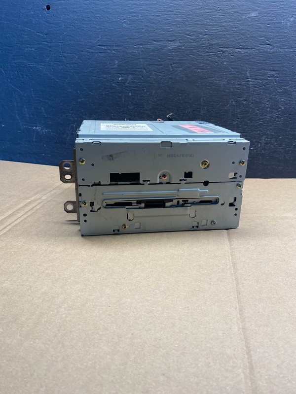 2004 2005 Nissan Armada QX56 Radio Stereo Audio CD Player Receiver AD1669 DG