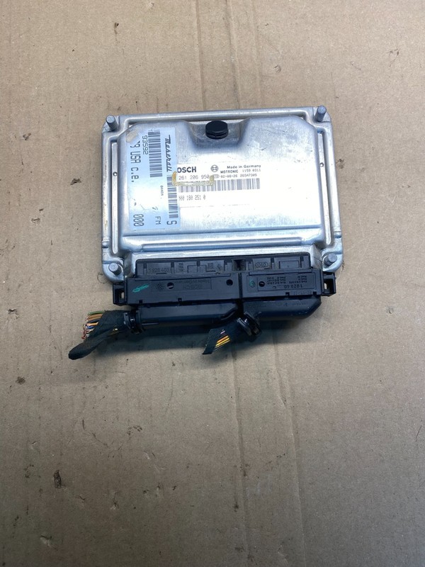 2002 to 2006 Maserati Spyder 4.2 Engine Control Module ECM 261206950 AC0962