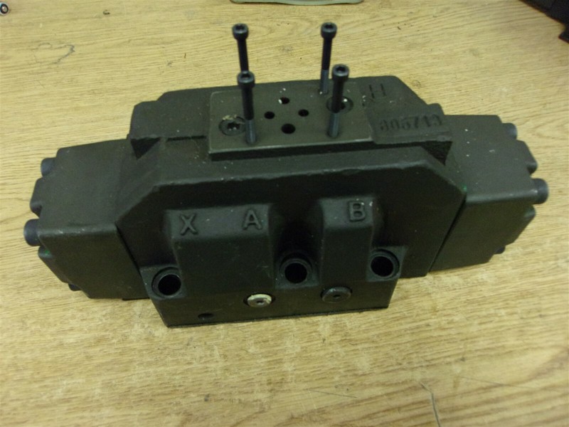 Directional Solenoid Control valve Base 305713 605 259 XAB YPT
