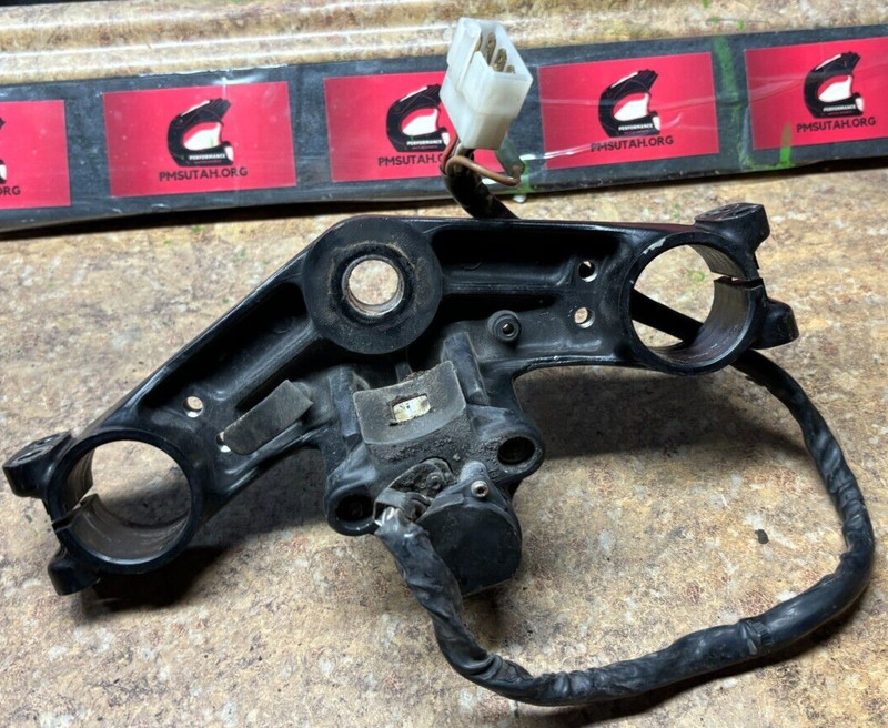 2001 Kawasaki ZG1000 Concours Triple Tree Top Clamp Ignition Switch ZG 1000