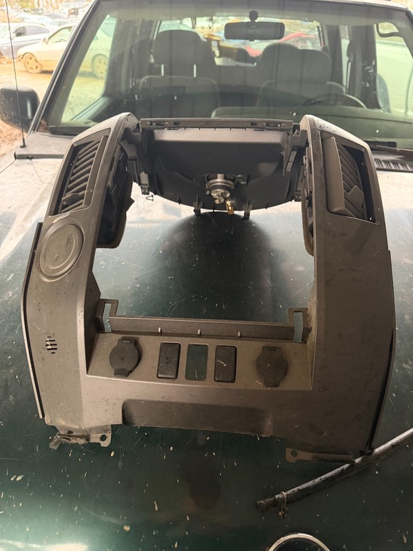 04-07 NISSAN TITAN OEM RADIO DASH VENT BEZEL TRIM COVER