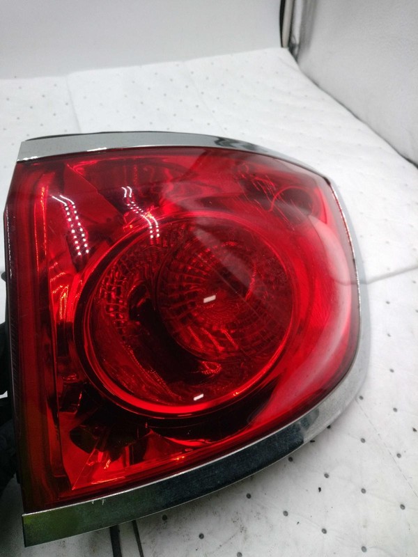 2008 Buick Enclave Right Tail Light Assembly Gold OEM 410880 205K Miles
