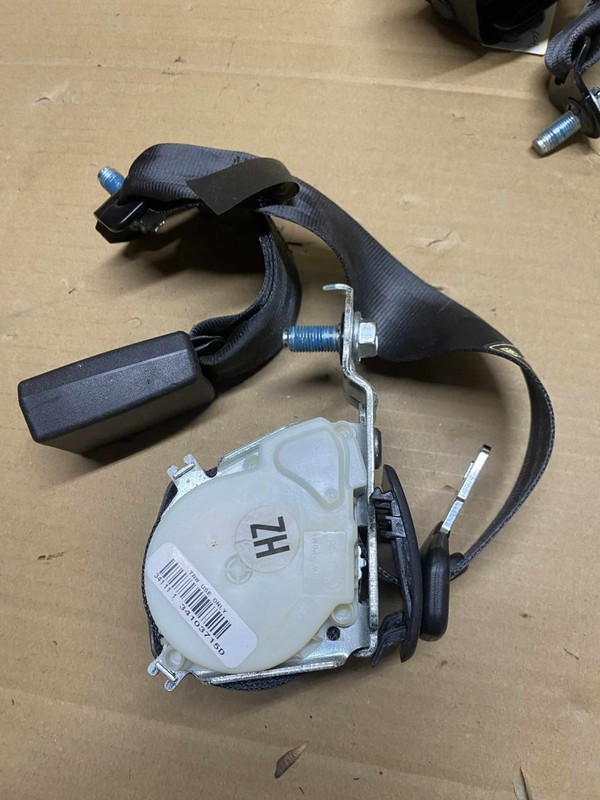 2011-2015 Hyundai Sonata Center Rear Seat Belt Retractor
