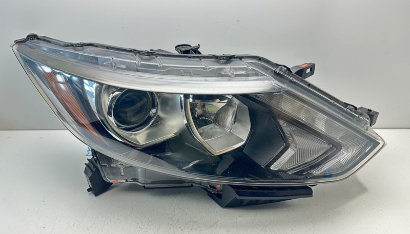 2017-2020 NISSAN ROGUE HALOGEN FRONT RIGHT PASSENGER SIDE HEADLIGHT OEM