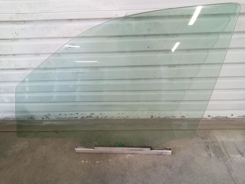 1998-2003 Mercedes ML320 W163 RH Front Door Window Glass 59386 1637200118