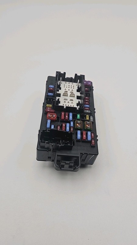 19-22 Chevrolet Silverado 1500 Dash Cabin Fuse Relay Junction Box OEM 84582037