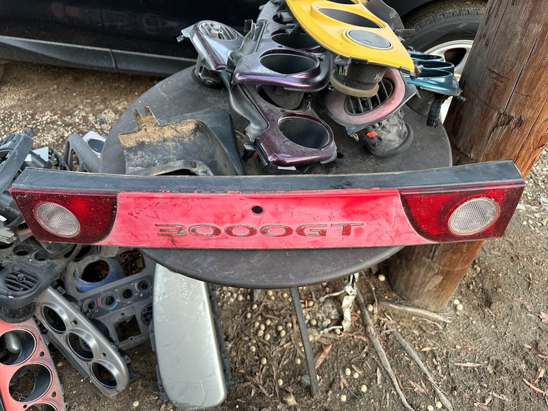 94-98 Mitsubishi 3000GT OEM CENTER MIDDLE TAILLIGHT TAIL LIGHT GARNISH - RED