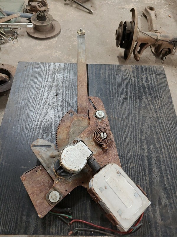 1966 MERCEDES-BENZ 250S RIGHT FRONTWINDOWMOTOR REGULATOR