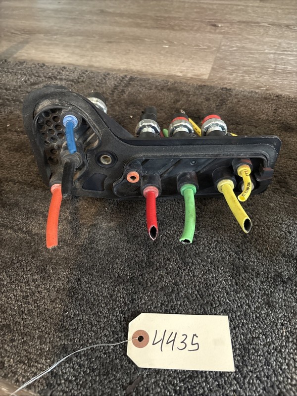 Freightliner Cascadia Junction Block Air Manifold Bulkhead - P/N12-21425-001