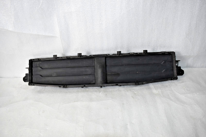 2015-2018 Porsche Macan GTS 95B Center Active Air Duct Shutter Intake Grille