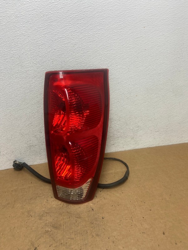 2002 - 2006 Chevrolet Avalanche Right Passenger Rh Side Tail Light OEM AD5211 LK