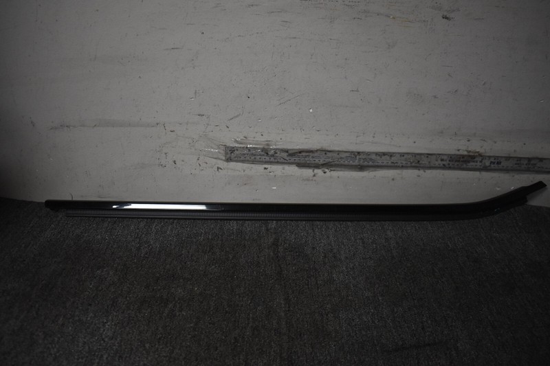 2018 BMW X3 FRONT RIGHT DOOR WINDOW STRIP FACTORY OEM