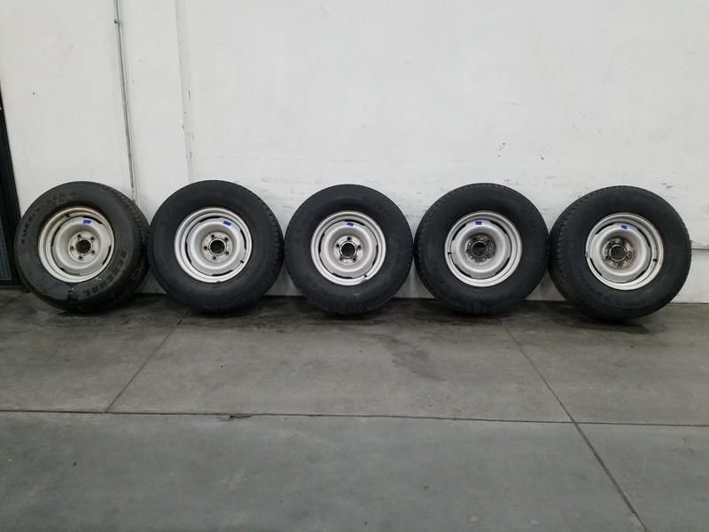 1992 ChevroletW/T 1500 15" Wheel / Tire Set #6336 N2