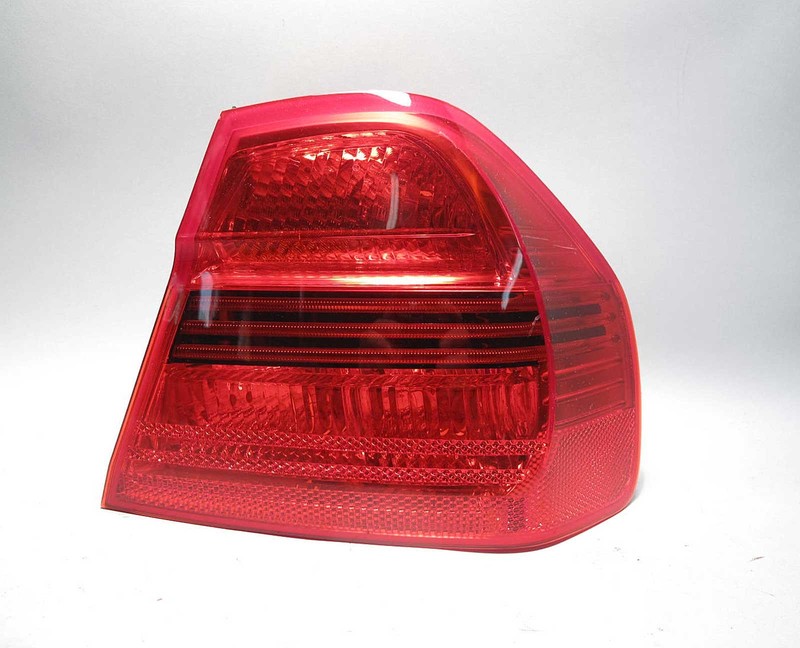 BMW E90 3-Series 4dr Sedan Early Right Rear Outer Tail Light 2006-2008 USED OEM