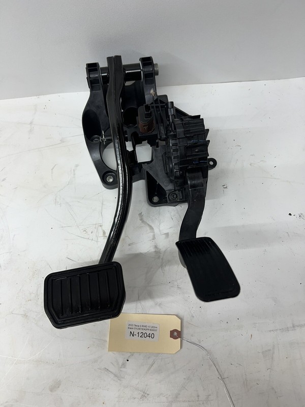 17-23 TESLA MODEL 3 BRAKE & ACCELERATOR PEDAL ASSEMBLY 1044691-00 N-12040 M9