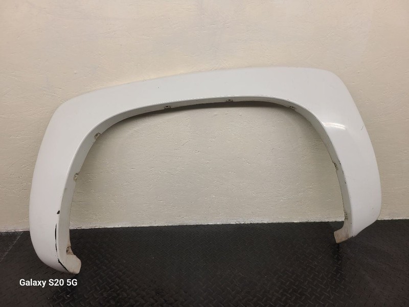 00-06 Chevrolet Suburban Right Quarter Fender Flare Molding White OEM 15829683