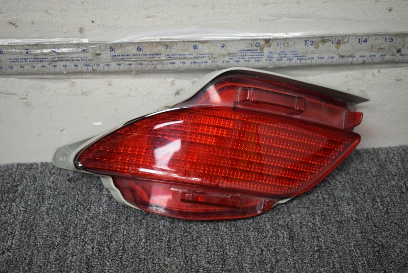 TOYOTA LEFT SIDE REFLECTOR LIGHT FACTORY OEM