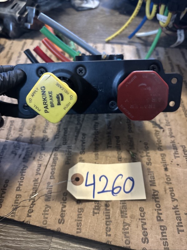 FREIGHTLINER CASCADIA BENDIX PARKING BRAKE VALVE - P/N: 5018303