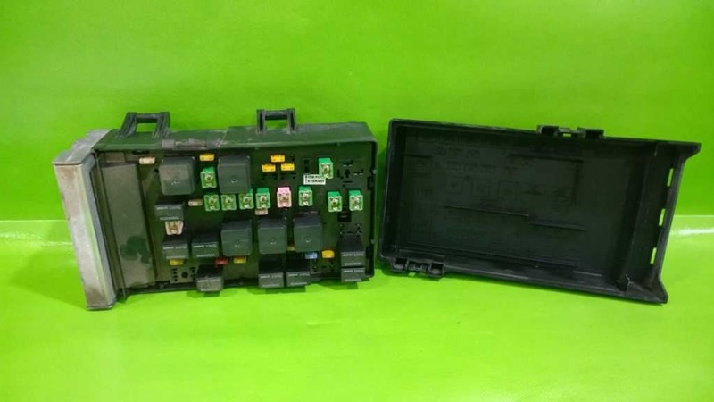 06 07 TOWN & COUNTRY ENGINE FUSE RELAY BOX OEM 4387-12