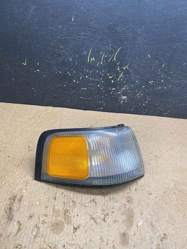 1996 to 1998 Mazda MPV Front Passenger Right Side Turn Signal Z7265