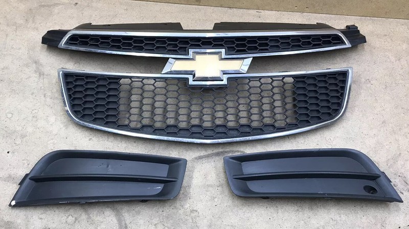 2011 - 2014 CHEVROLET CRUZE GRILLE Set W/ Emblem & Foglight Cover Hole Bezel OEM