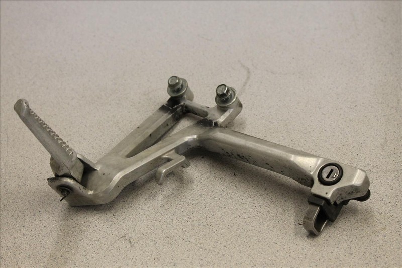 1998 HONDA CBR 600 F3 REAR LEFT SIDE PASSENGER FOOT PEG BRACKET LOCK 98 CBR600