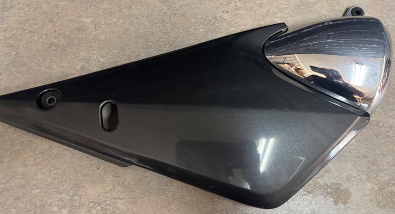 2001 Suzuki GSF1200 GSF 1200 Bandit Right Side Cover Panel Plastic Trim Piece Z4