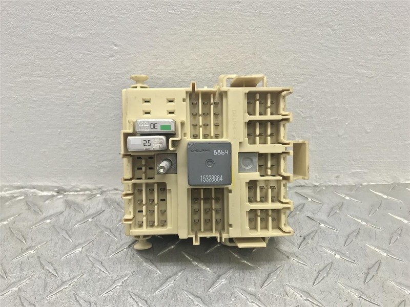 2003-2005 SILVERADO SIERRA 1500 2500 ENGINE FUSE BOX OEM 15190658