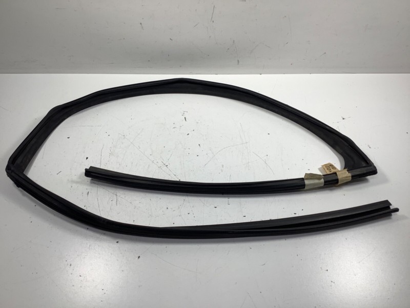 05-010 Honda Odyssey Left Front Door Run Channel Weatherstrip 72275-SHJ-A02 OEM