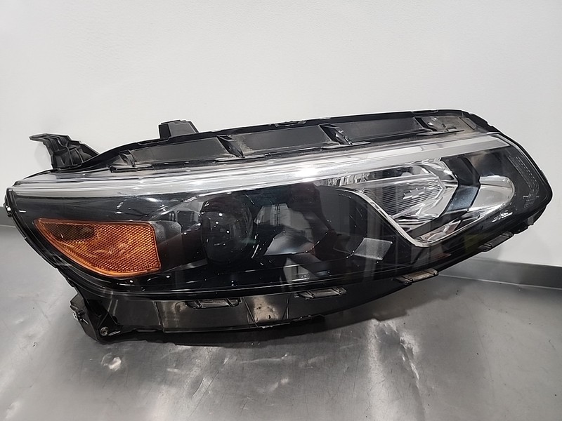 2016 - 2018 Chevy Malibu Right Passenger Side Headlight Assembly OEM 84653388 RH