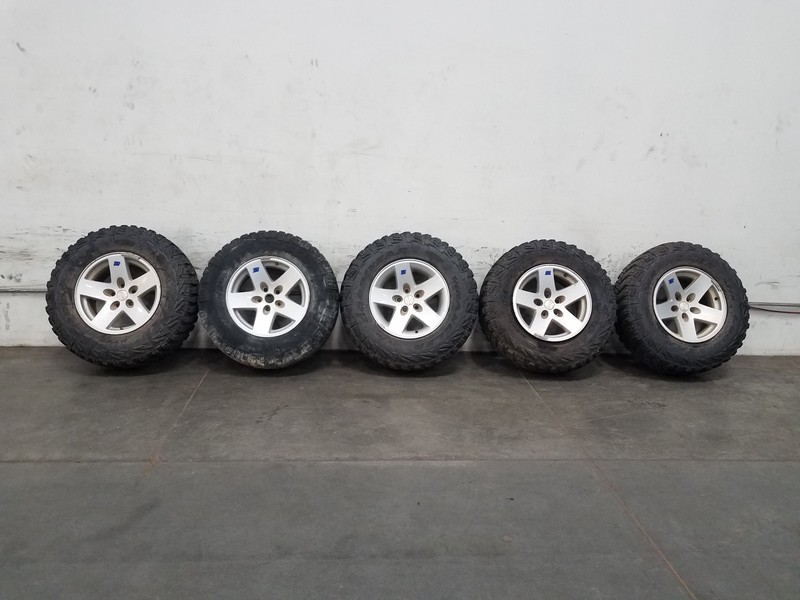 2005 Jeep Wrangler TJ Rubicon 4x4 16x8 Wheel / Tire Set #7806 KK1