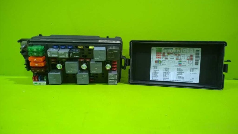 00 DHS ENGINE FUSE RELAY BOX OEM 3047-35
