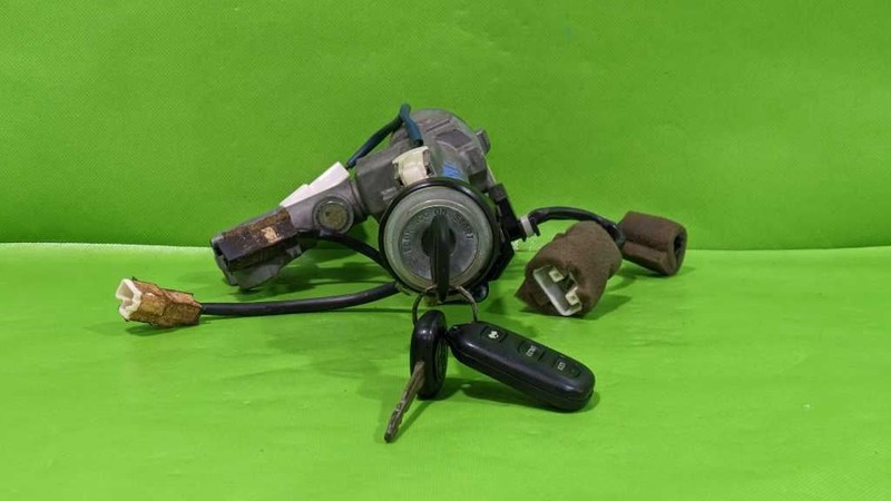 00-04 AVALON IGNITION SWITCH CYLINDER HOUSING W/KEY OEM 4589-5