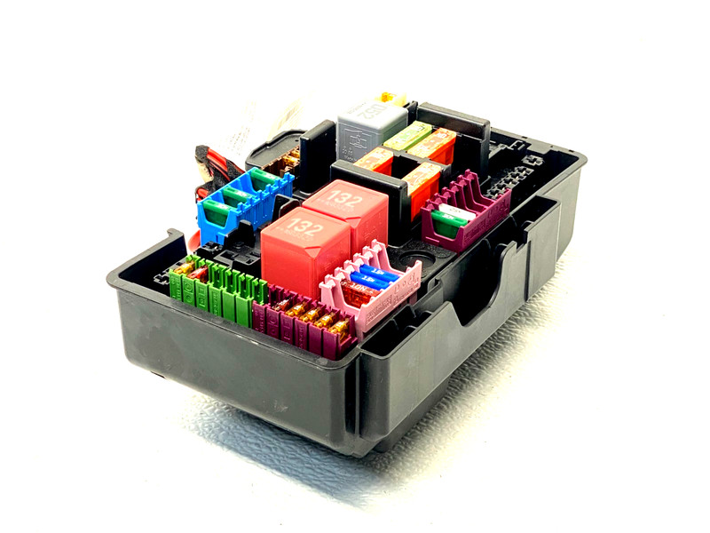 15-18 MERCEDES C300 W205 REAR FUSE BOX RELAY CONTROL MODULE OEM A0.49