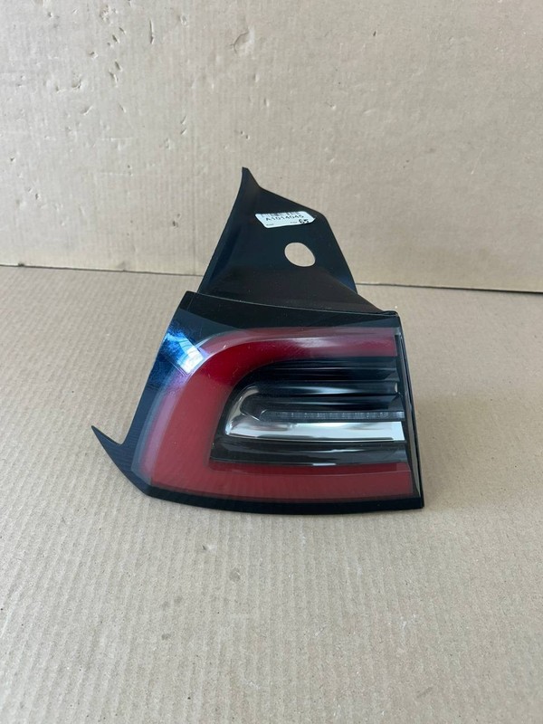 ✅ Tesla Model 3 Rear Left Tail Light Lamp Quarter Mounted 1077397
